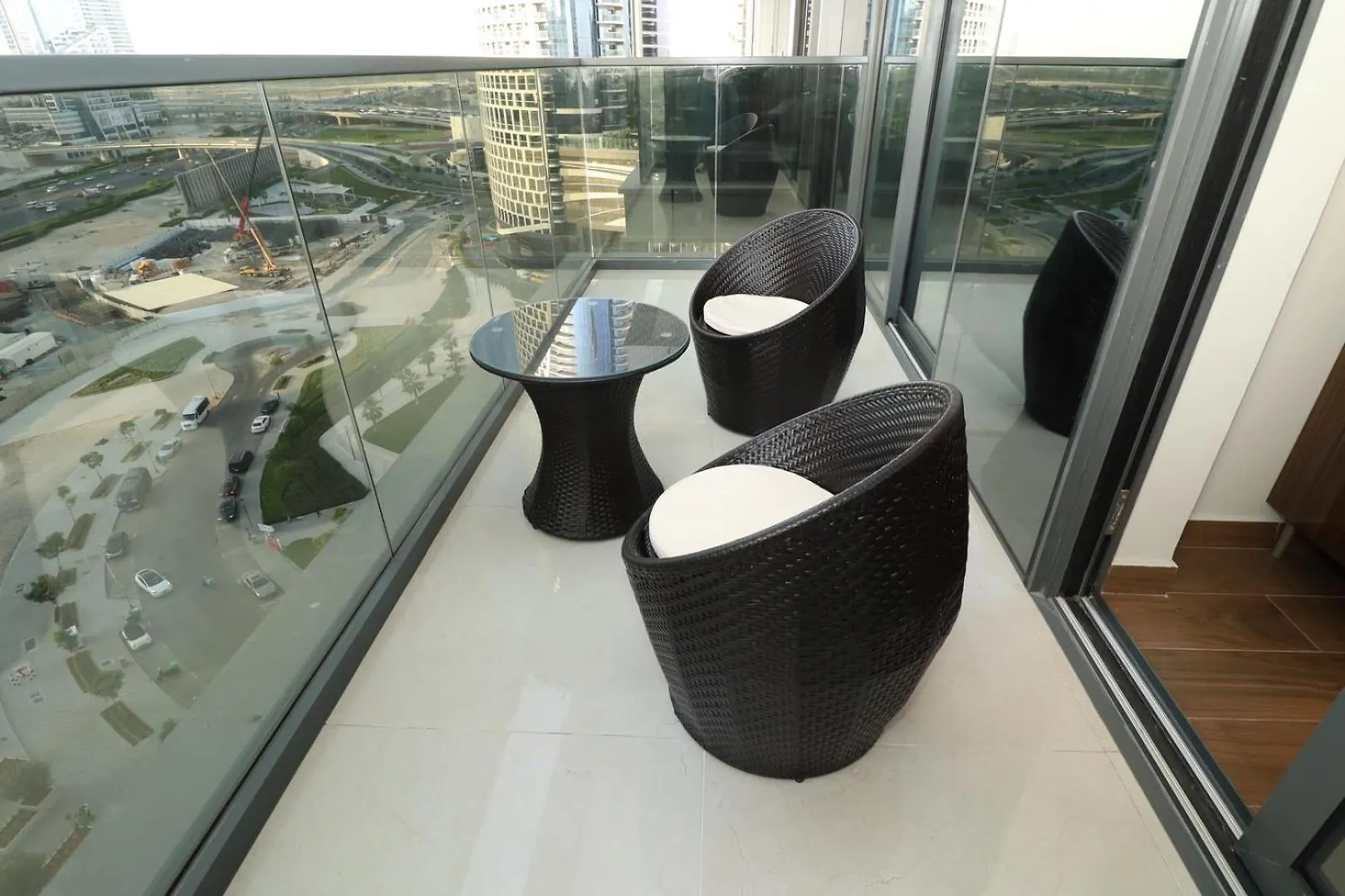 Stylish Apt In Business Bay | Pool, Gym, Parking Dubai