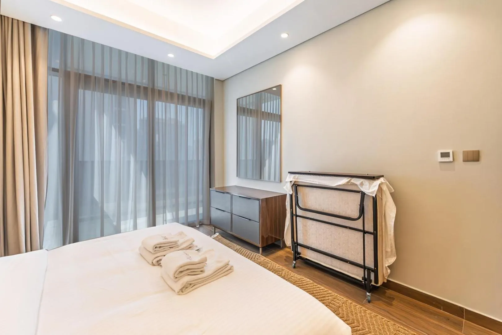 Apartment Stylish Apt In Business Bay | Pool, Gym, Parking Dubai