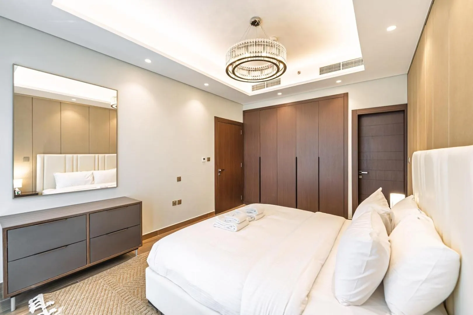 Stylish Apt In Business Bay | Pool, Gym, Parking Dubai