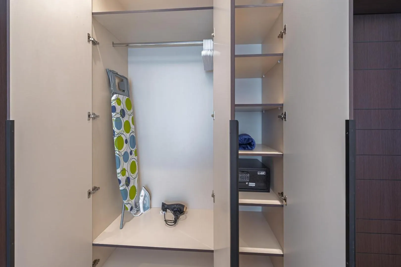 דובאי Stylish Apt In Business Bay | Pool, Gym, Parking 0*,